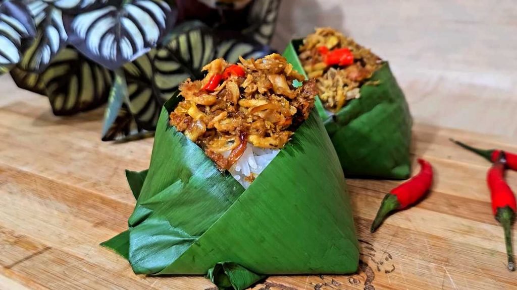 Pastil wrapped in a banana leaf, filled rice.