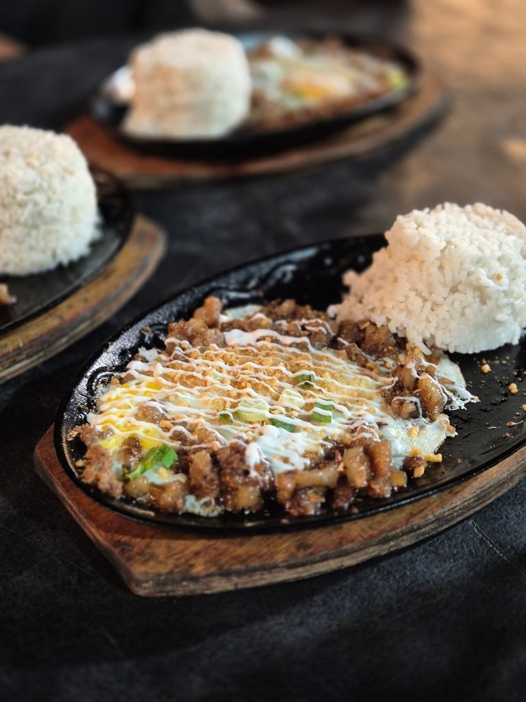 A sizzling plate of Filipino sisig